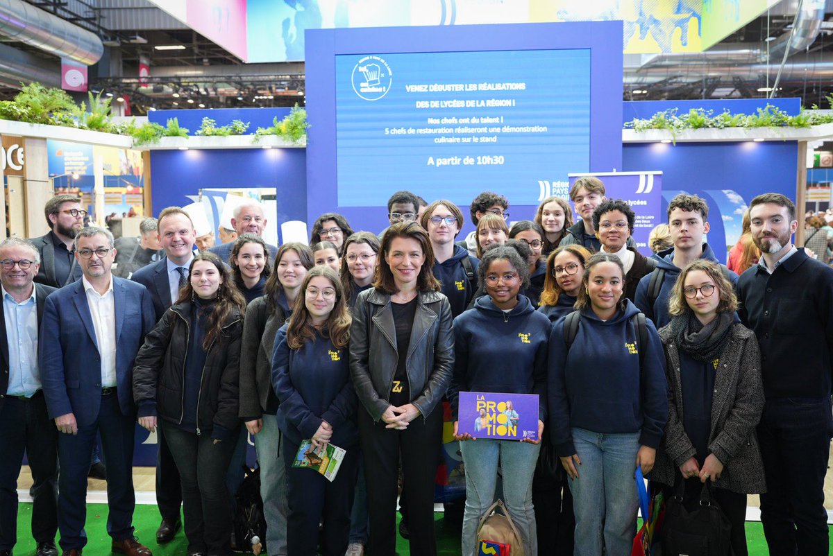 #SIA2025 <a href="/C_MORANCAIS/">Christelle MORANÇAIS</a> et 20 jeunes de #LaPromotion rencontrent les exposants régionaux (Hall 7 – H061). 

➡️ Charcuteries, bières, sel, huîtres... jusqu’au 2 mars, venez découvrir les produits des #PaysdelaLoire à l’honneur au <a href="/Salondelagri/">Salon International de l'Agriculture</a>
