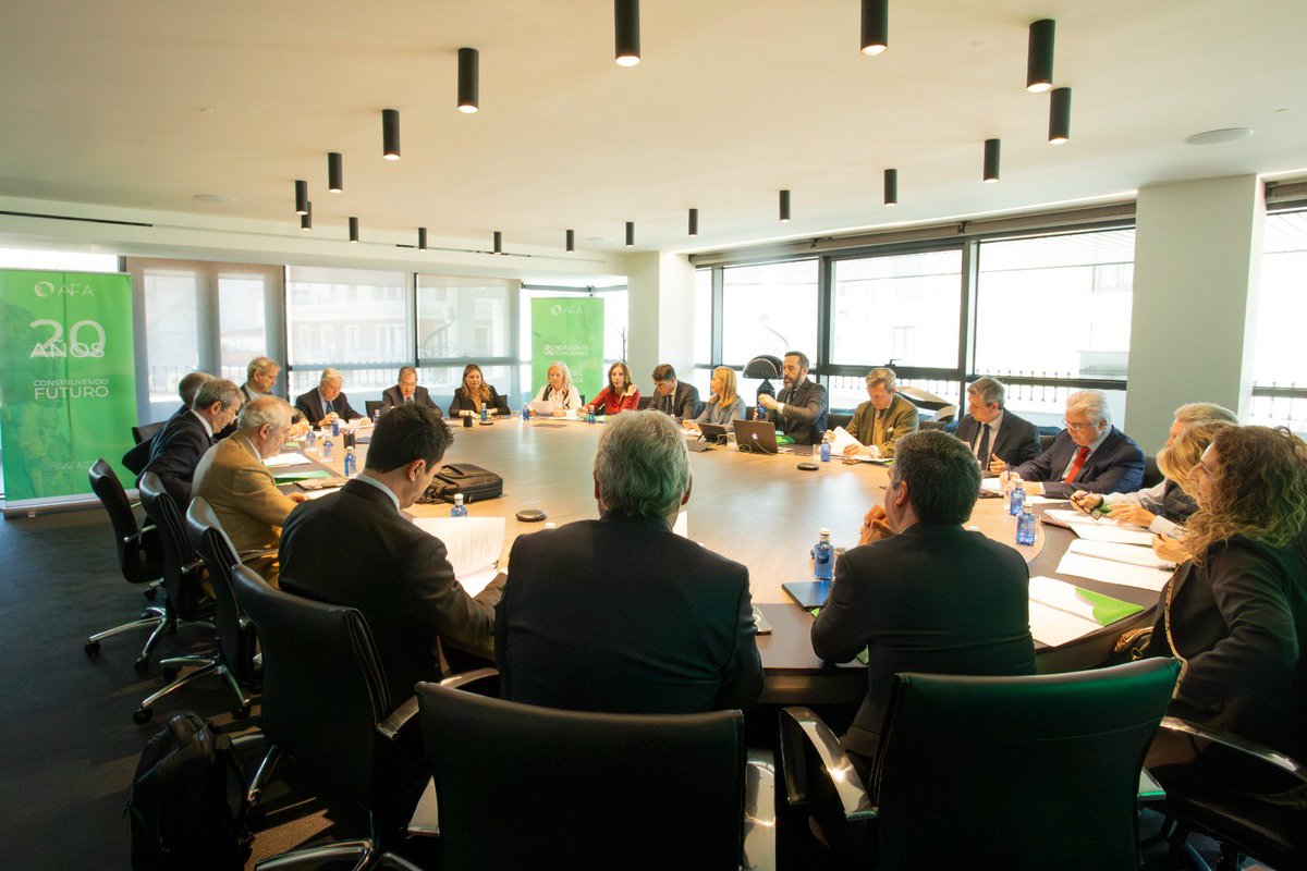 El presidente de <a href="/afandaluzas/">AFA</a>, Antonio Pulido, agradece a la <a href="/FundacionMagtel/">Fundación Magtel</a> por acogernos en su sede para esta reunión de la Junta Directiva. Con mucha ilusión, iniciamos la sesión abordando los diferentes puntos del orden del día.