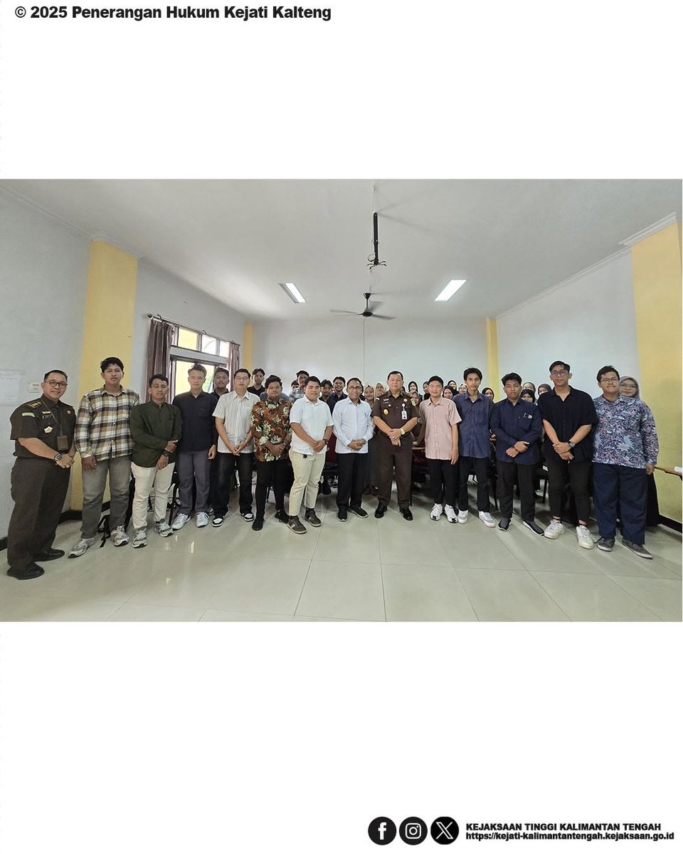 Dik kalta shim kiygan