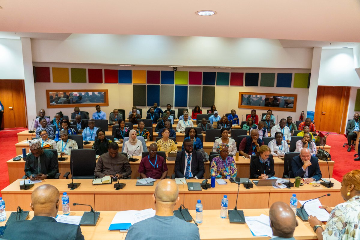 WHONigeria's tweet photo. The @WHOAfro RDai, Dr @Chikwe_I today began his day at the @UN_Nigeria building where he met with WHO Nigeria staff association. In his remarks he stressed the need for colleagues to push harder to ensure WHO remains relevant in the global health discuss. https://t.co/nGkXdytiPm