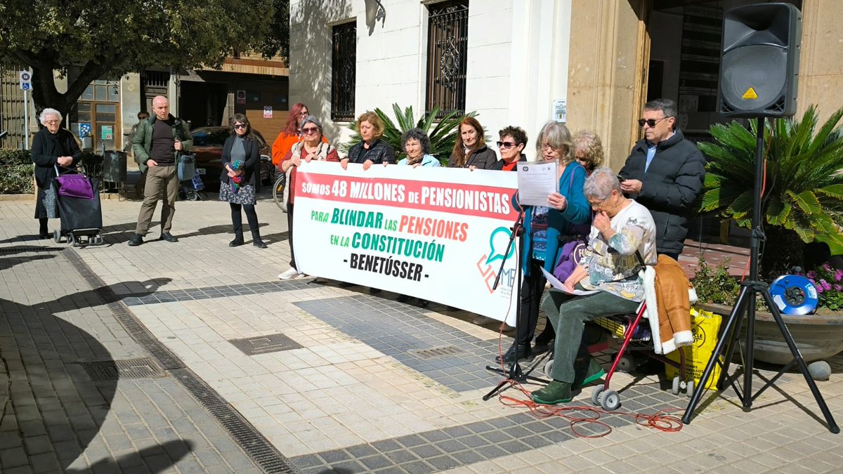 AyuntBenetusser's tweet image. 📢 La plaça de l&apos;Ajuntament ha acollit aquest matí la concentració de la plataforma de la MERP (Mesa Estatal pel Blindatge de les Pensions).
‼️ Sota el lema &apos;Som 48 milions de pensionistes&apos; la convocatòria ha tingut ressò en 70 poblacions de tot el país.