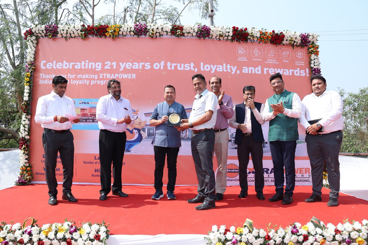 *Executive Director and State Head of MSO, Mr. Gur Prasad led the celebration of Xtrapower day with customer, M/s Lakozee Auto Care, Mumbai. Mr. Prasad thanked the customers for their loyalty and trust in IndianOil products and services.