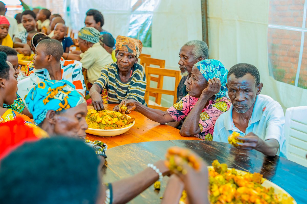 MunyundoF's tweet photo. ✨ Sharing &amp; Hope at Munyundo Foundation! ✨

This Sunday, M. Foundation hosted its other Kitchen Lunch.
While kids enjoyed games, adults &amp; elders joined a group therapy session on "The Power of Mind", led by our psychologists, to explore the Healing Mind project.
@action_bonne https://t.co/oUDYWSMyzj