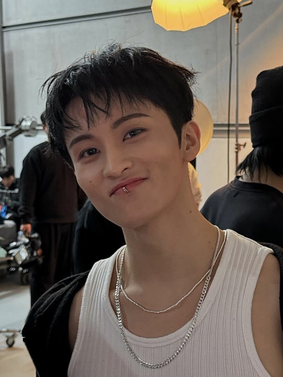 guys may wallpaper ver ba kayo ng pic na to …. Penge pls juseyooo d k kayang d sha i-wallpaper 😭😭😭😭 pogi tang ina