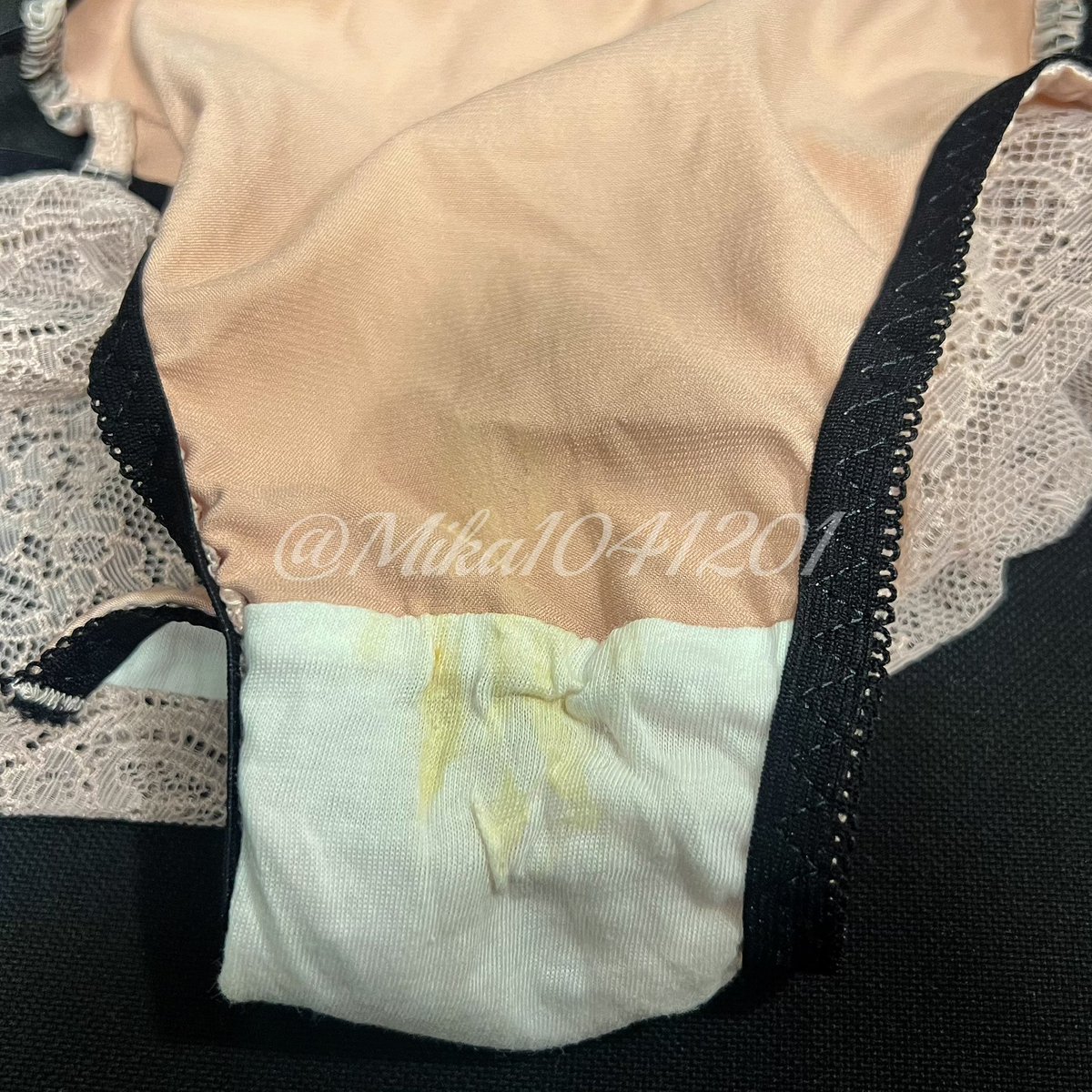 這幾天⋯褲褲味道有點重😓
難得現貨粉色蕾絲褲褲！！

Mika櫃姐原味現貨褲褲💋
私訊下單喔～～