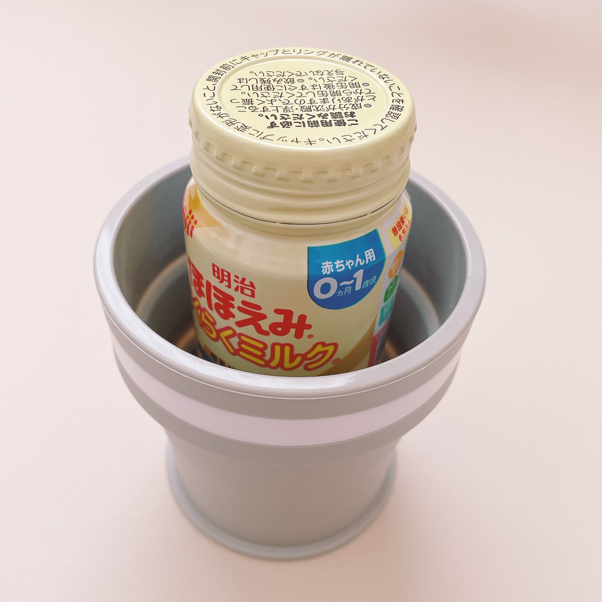 mt1125ak's tweet photo. お出かけ時にほほえみの液体ミルク飲ませてて常温だと冷たくて吐き戻しが多くて困って温め方法試行錯誤してこれに行き着いた🍼調乳のお湯ある施設前提になるけど折りたたみ式の耐熱シリコンマグで湯煎するとすぐ温まって荷物も嵩張らずで非常に良かったのでオススメ https://t.co/xsiLeJ7tHP