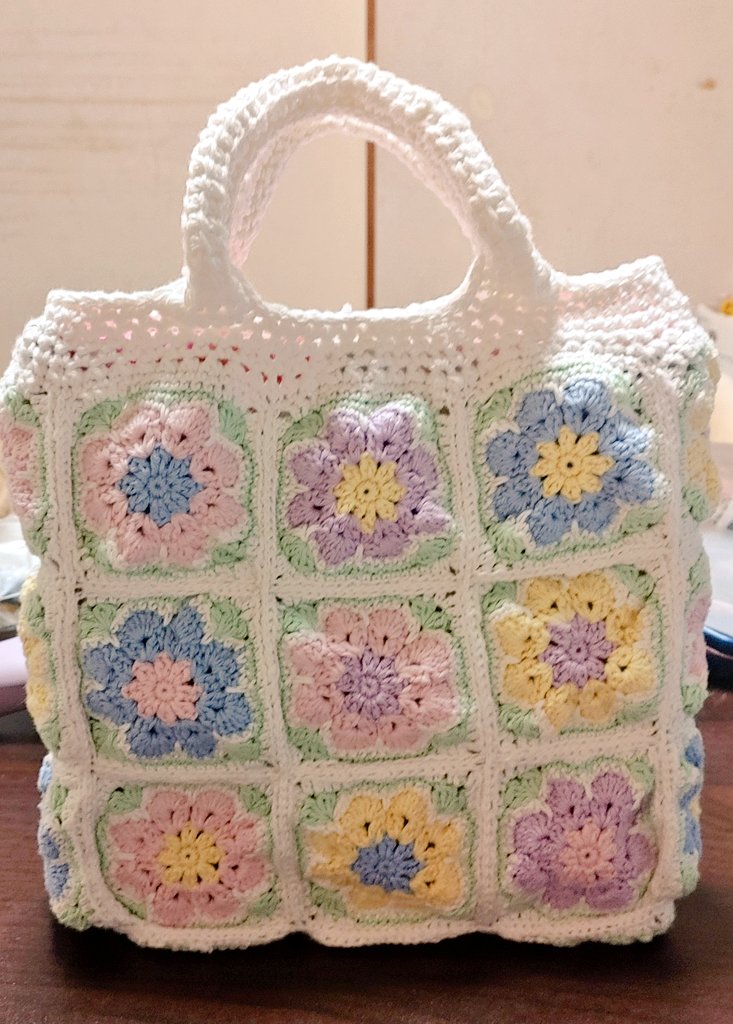 arika0424's tweet photo. とりあえず出来た〜！！
箱ティッシュ2箱入るサイズになった💓
春夏用コットンバッグ🌸
あと嫌いな内布付けして肩にかけれるようにコード編もうかな🤔
 #かぎ編み  #編み物  #編み物好きさんと繋がりたい https://t.co/4WHbDcP721
