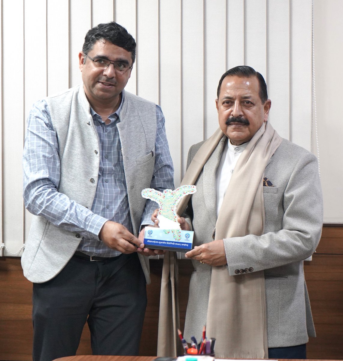 DrJitendraSingh's tweet photo. Felicitation from Dr. Sanjeev Khosla, Director #CSIR-Institute of Microbial Technology (#IMTECH), #Chandigarh. https://t.co/F1H1a4hk9S