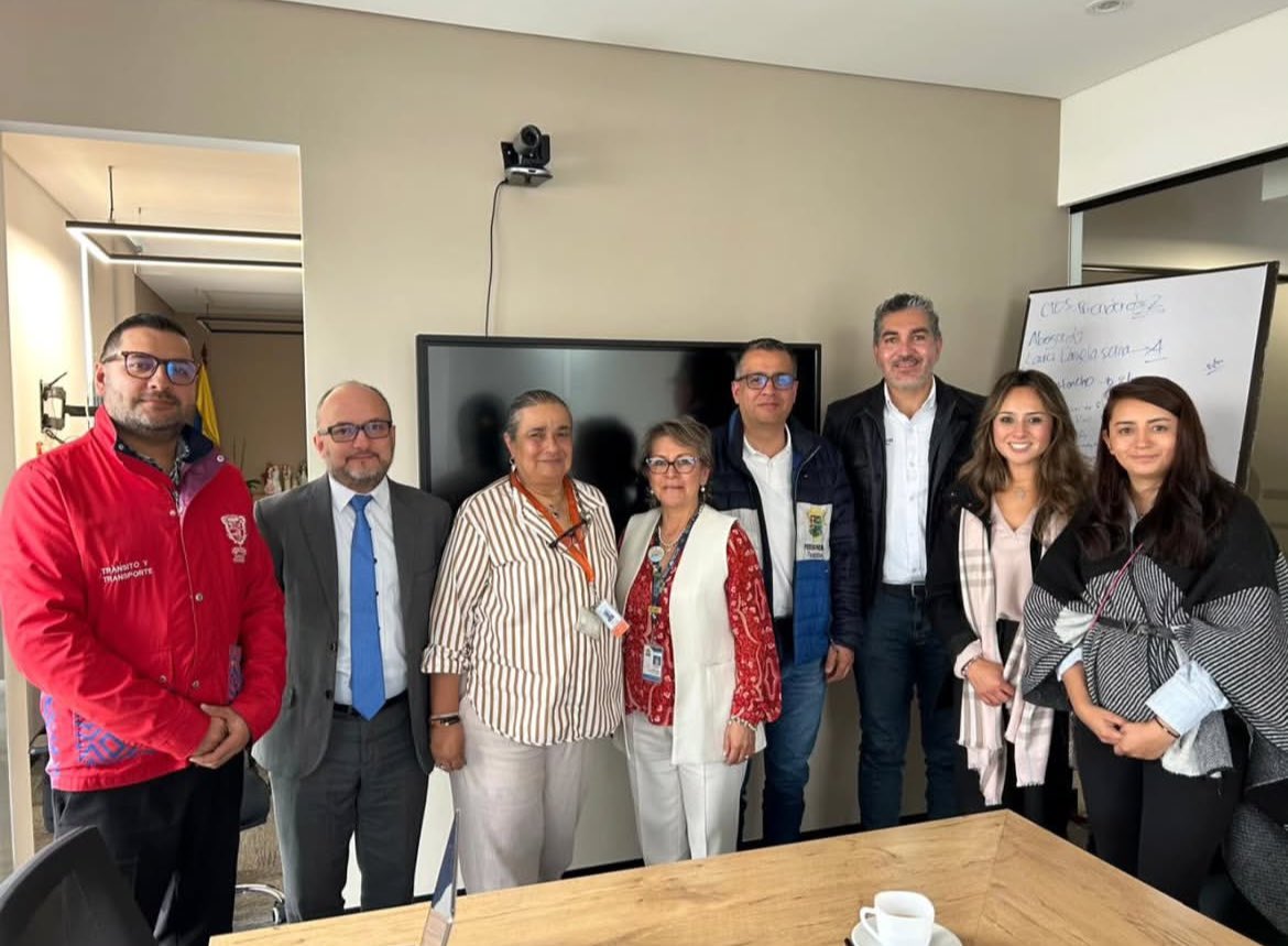 La movilidad en la Calle 13 es una prioridad. Este corredor es esencial para quienes a diario se trasladan por trabajo, estudio, para acceder a servicios de salud o para realizar diligencias. 

Nos reunimos con  la @supertransporte_oficial abordando temas clave para Mosquera.
