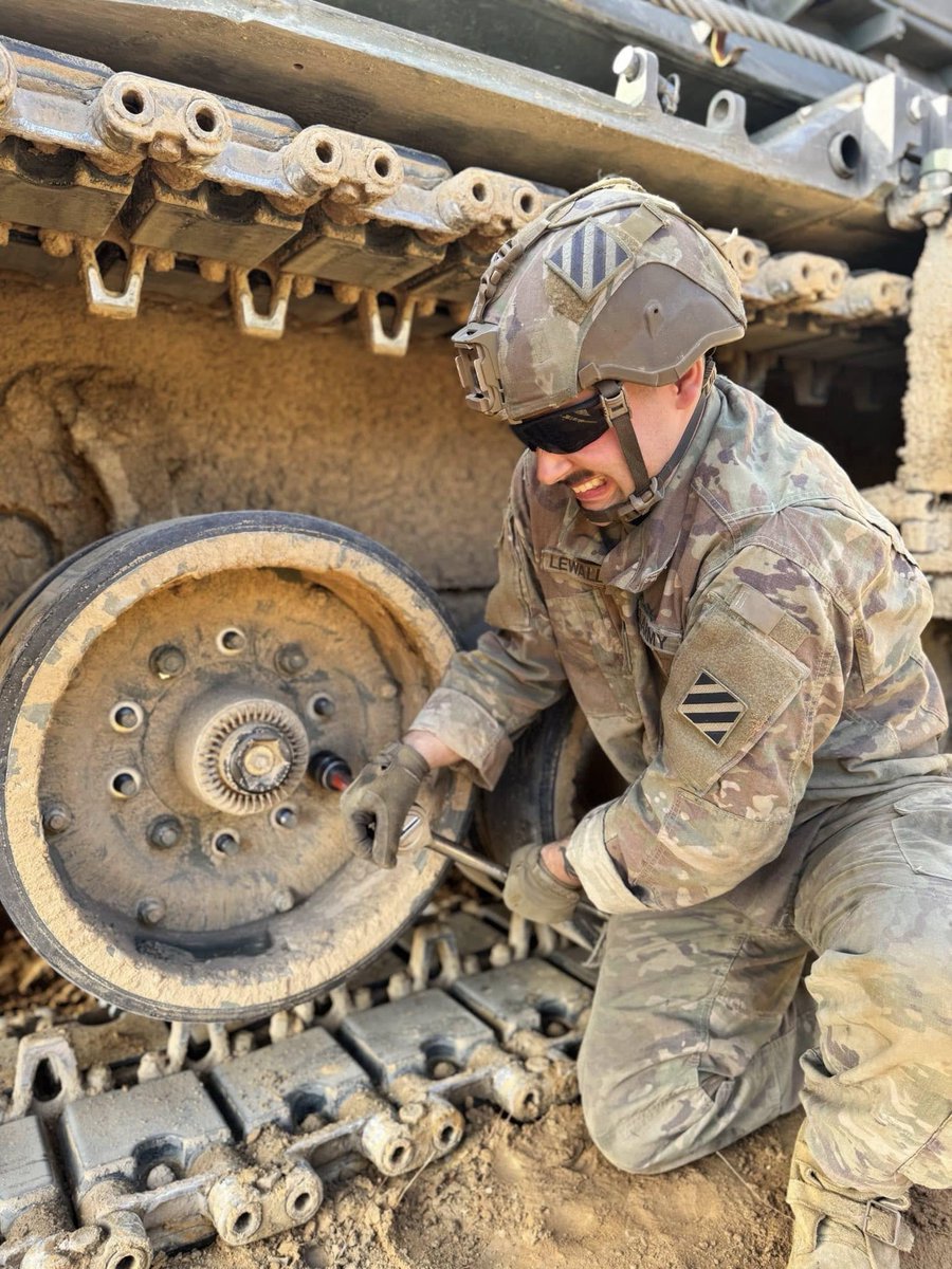 USArmyWHC's tweet photo. #WarfightingWednesdays

#Soldiers assigned to @SpartanBrigade, @3rd_Infantry take every opportunity to teach, train, and refine critical, perishable skills by getting hands-on to work through and overcome obstacles

#AlwaysLethal #SoldiersLethality #BeAllYouCanBe  @USArmy https://t.co/U4FFrCdjLV