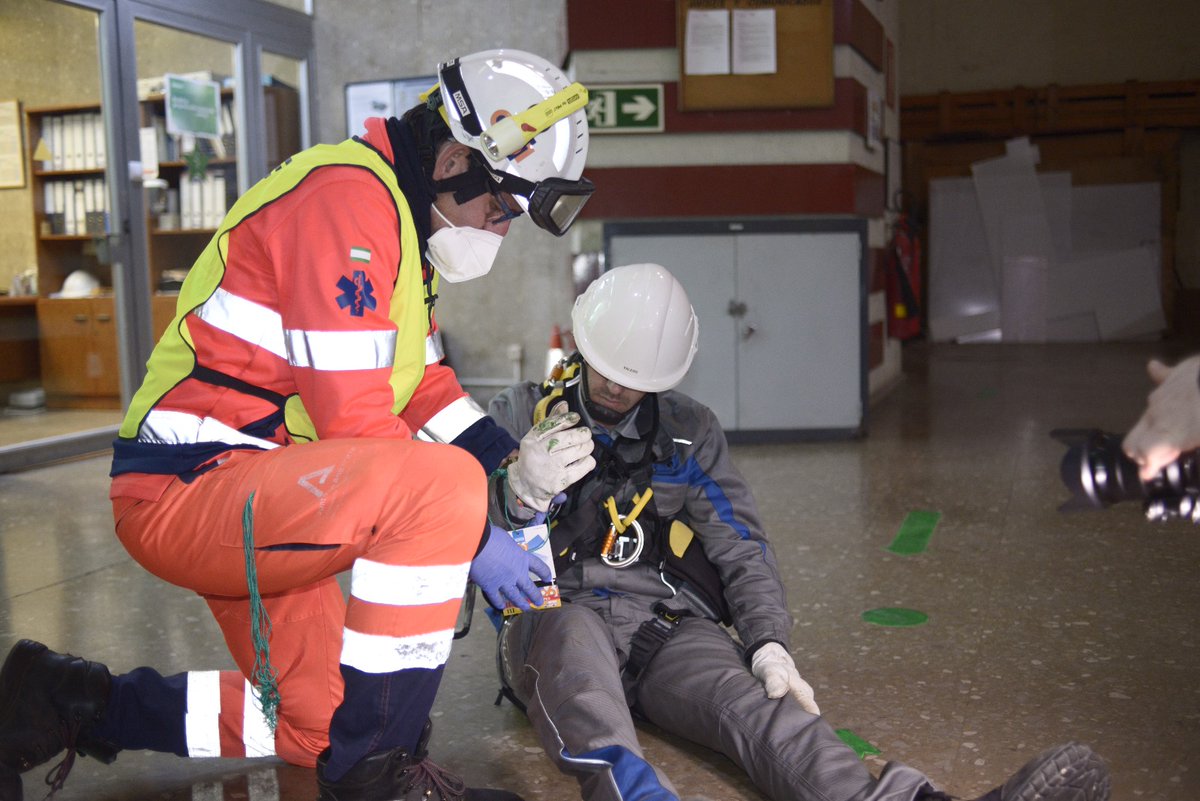 E112Andalucia's tweet photo. #Simulacro El ensayo en el embalse de Iznájar ha recreado una deflagración derivada de un cortocircuito en uno de los cuadros de la sala de regulación en la planta de turbina y ha ocasionado quemaduras a un trabajador, y lesiones a otros operarios.

@Endesa #CES061 https://t.co/XI06JUcQm3