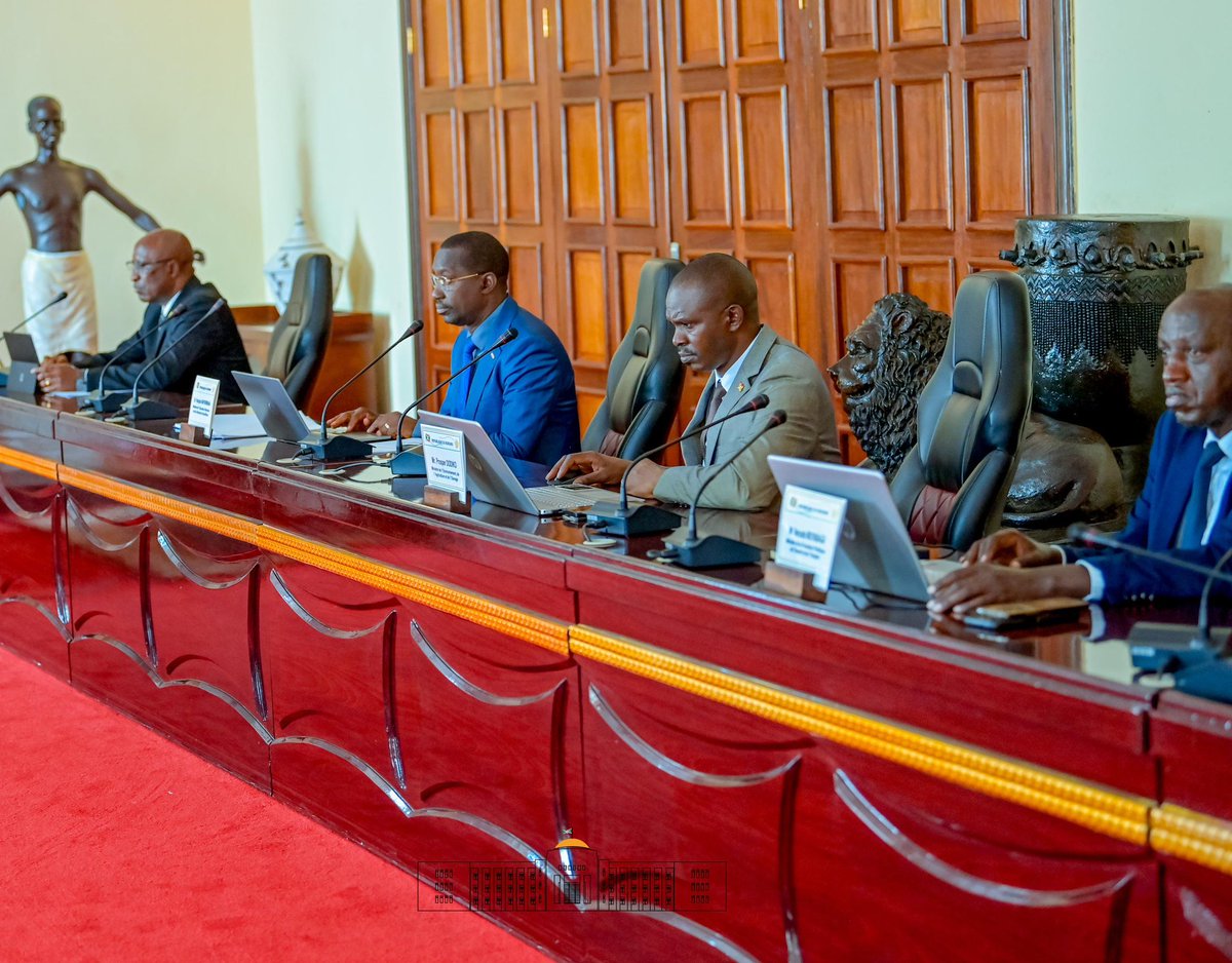 IntumwaNews's tweet photo. 🇧🇮 Conseil des Ministres du 26 février 2025: Sous la houlette éclairée de Son Excellence @GeneralNeva, le Gouvernement du #Burundi examine entre autres un projet de décret crucial : la publication des résultats préliminaires du Recensement Général #RGPHAE (Population, Habitat, Agriculture, Élevage). 📊🌍. 
Une étape majeure pour éclairer les politiques publiques, renforcer la planification stratégique et impulser un développement durable. Ces données sont un levier essentiel pour des réformes structurelles et un avenir prospère et équitable #Burundi