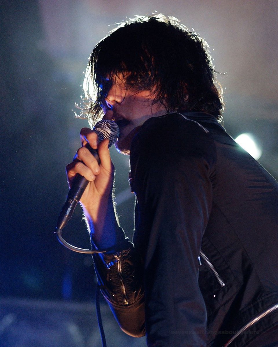 what the fuck gerard you cant just look like this