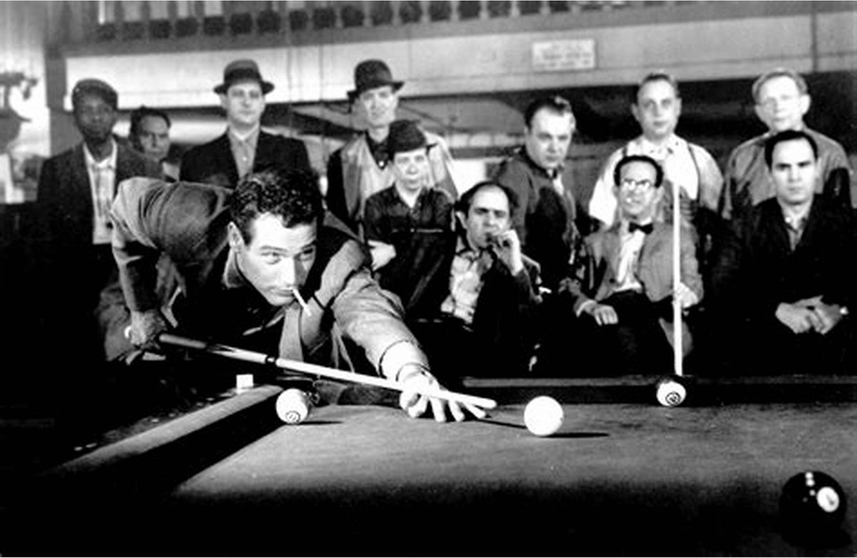 ¡Qué gran película es “El buscavidas” (1961)! Paul Newman construye un personaje pegado al billar, un virtuoso llamado Eddie Felson. Basada en la novela homónima de Walter Tevis, las largas partidas entre el Felson y el Gordo de Minnesota son pura épica.