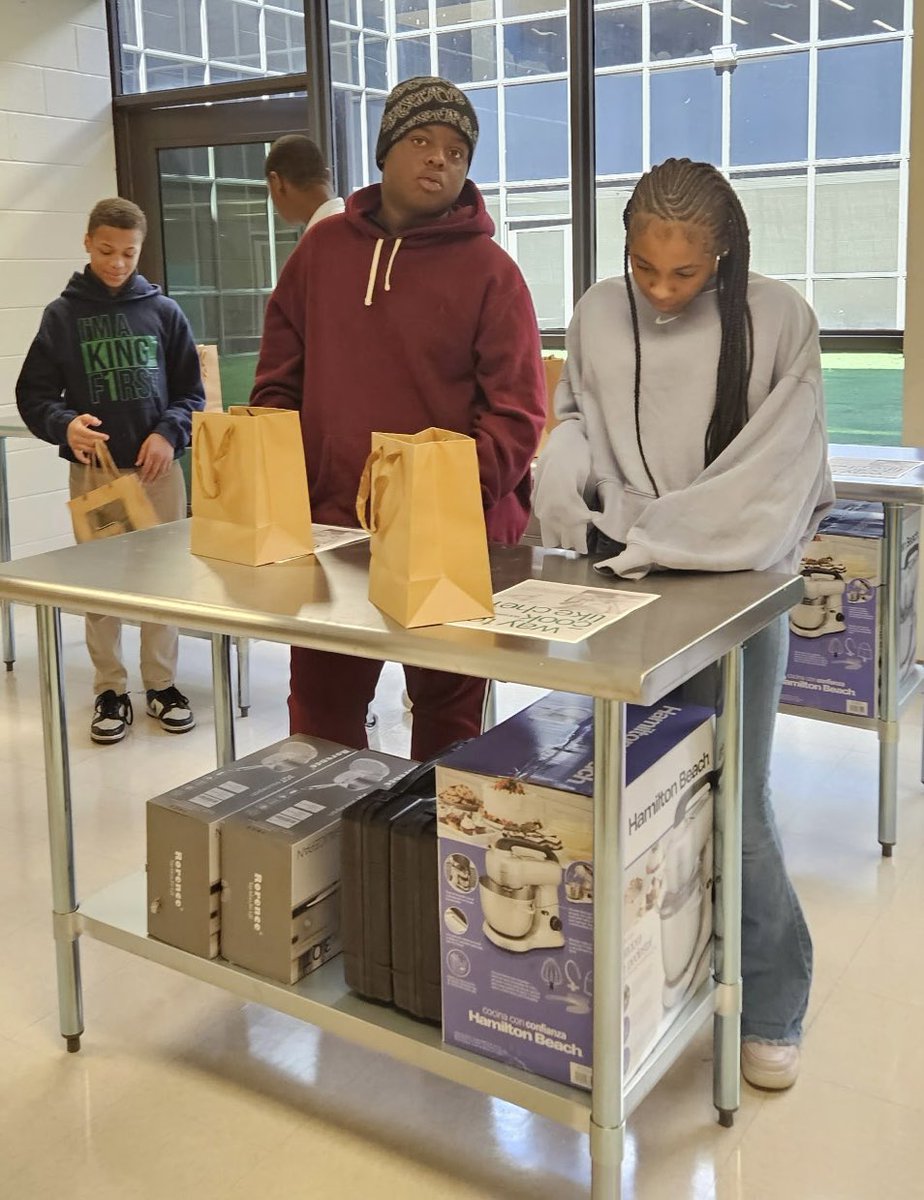 🍳 Today, Hollis scholars had their first culinary arts experience, which was AMAZING! Huge thanks to Chef Aaron Bradford for making this day unforgettable.👩‍🍳👨‍🍳 Washington HS pathway, here we come! 🎉 <a href="/apsupdate/">ATL Public Schools</a> <a href="/APSNutritionNow/">APS Nutrition</a> <a href="/ShellyGoodrum/">Shelly H. Goodrum</a> <a href="/APSHollisCrew/">Hollis Innovation Academy</a>