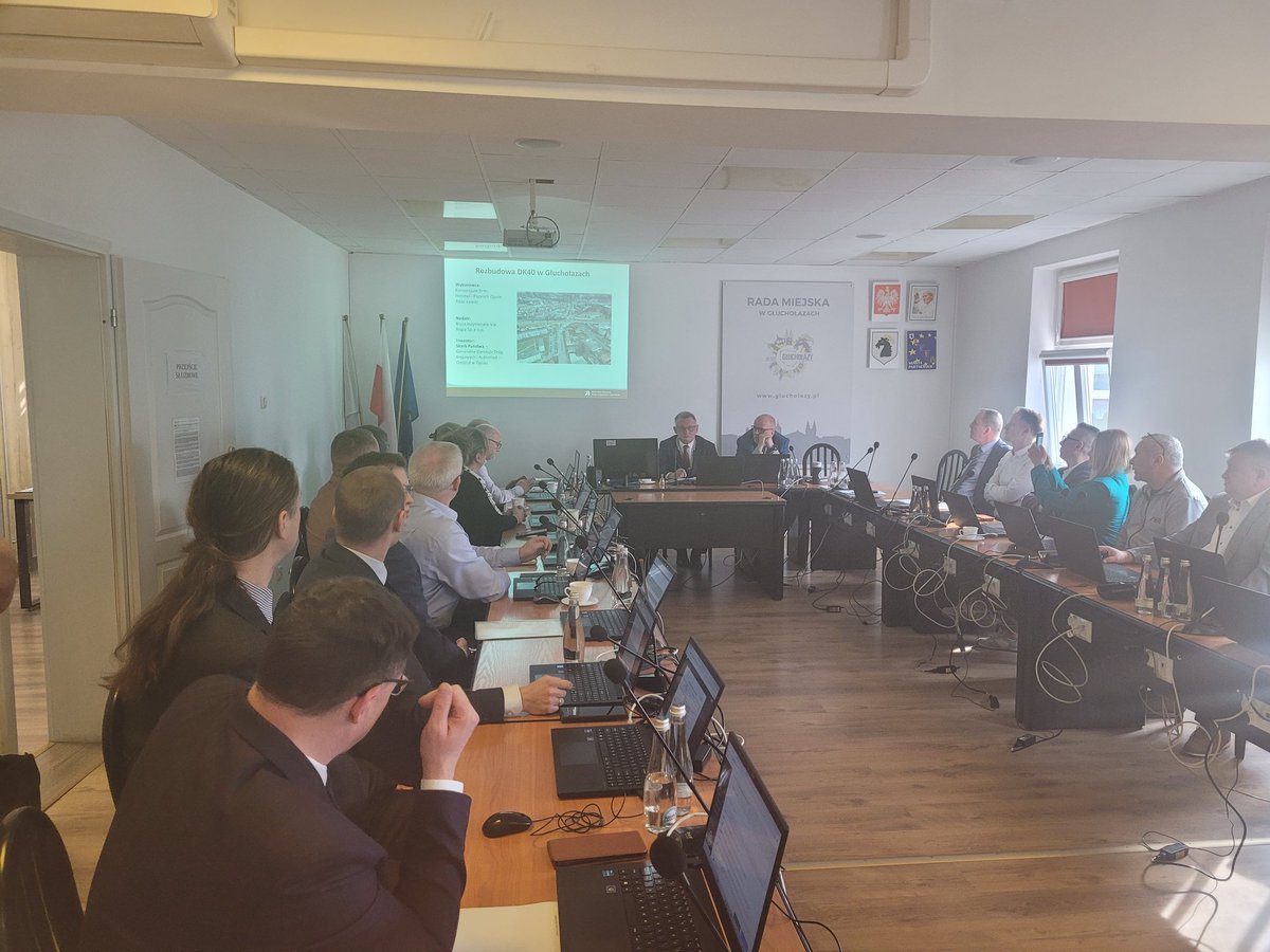 GDDKiA_Opole's tweet photo. Dzisiaj podczas sesji Rady Miasta w Głuchołazach prezentowaliśmy harmonogram prac dla rozbudowy #DK40 wraz z budową nowej przeprawy na rzece Biała Głuchołaska. @GDDKiA @MI_GOV_PL https://t.co/ErAidYwL77