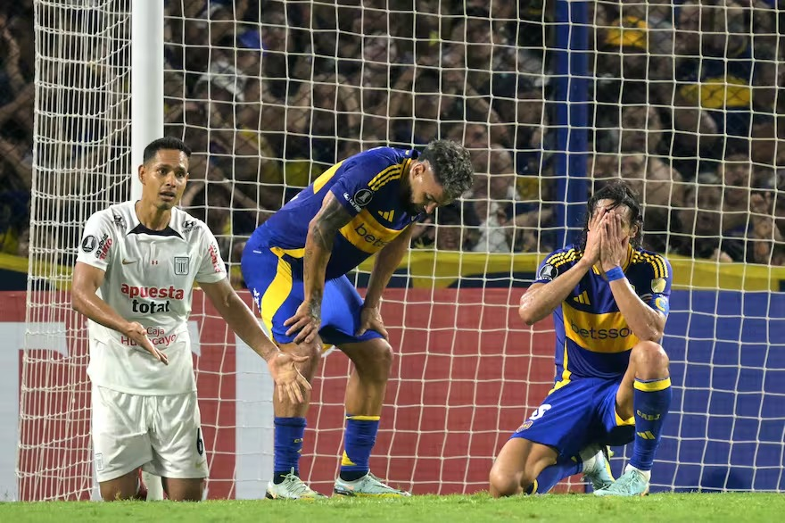 la12tuittera's tweet photo. ❌Los REFERENTES volvieron a fallar en otro partido decisivo para #Boca:

❌#MarcosRojo pierde la marca en el 1-1 de Alianza Lima.

❌Edinson #Cavani erra el gol abajo del arco en el minuto 97' y pide patear 2° en el sorteo que ganó antes de los penales.

❌Agustín #Marchesín pide el cambio en el minuto 96' antes de los penales y tiene que entrar Leandro #Brey sin calentamiento a hacerse cargo de la situación.

❌Alan #Velasco, refuerzo por el que el club pagó US$ 10.000.000 falló el penal decisivo para seguir con vida.

❌Fernando #Gago, como DT del club más grande de América y de los más grandes del mundo expresa: "En el fútbol generalmente SIEMPRE SE PIERDE, MUY POCOS EQUIPOS GANAN".

✅El mejor: un pibe de 19 años como Milton #Delgado que se bajó del avión del Sub-20 sin vacaciones y con 8 partidos del Sudamericano en el lomo fue el único con criterio.