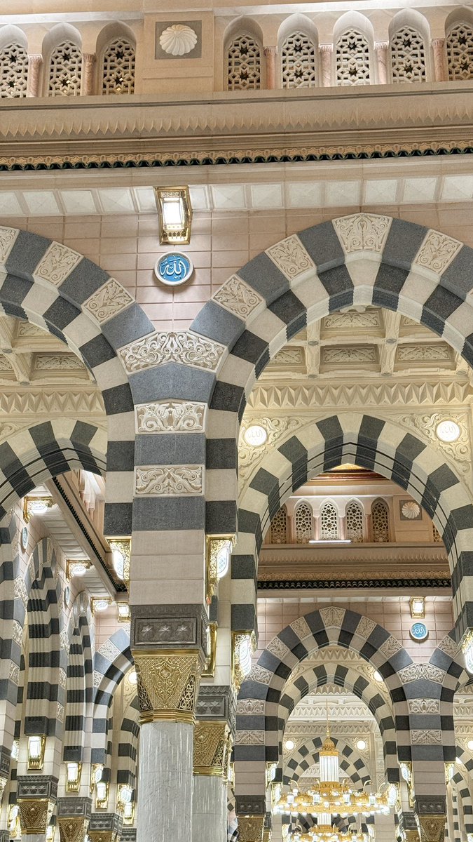 sarall1_'s tweet photo. "يا من يلومُ فؤادَ صبٍّ مُغرم
في عشق طيبةَ طابَ لومُ اللوّمِ

من فرطِ ما أهوى الديارَ وأهلها
يجدُ الحلاوة من تذكّرها فمي

بالله إمّا زرتَ مسجدها .. فقفْ
حيّ المآذن .. والقبابَ .. وسلّمِ" https://t.co/YRNyoXcUO6