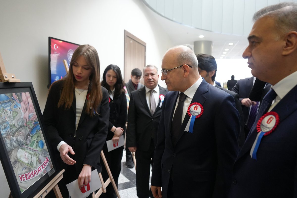 IspartaBilsem's tweet photo. Gelir İdaresi Başkanlığınca düzenlenen Türkiye geneli vergi Konulu Resim Yarışmasında Türkiye ikincisi olan öğrencimiz Nisa Ceylin FALAY'a ödülünü Türkiye Cumhuriyeti Hazine ve Maliye Bakanı sayın Mehmet ŞİMŞEK  takdim etmiştir.@Abdullah_Erin47 @recai_ocak @ispartamem @MebOrgm https://t.co/5N6NTZvAll
