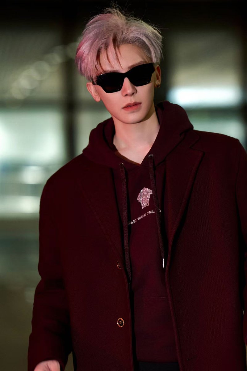 Versace's tweet image. Hou Minghao wears Versace on arrival in Milan for the Fall-Winter 2025 fashion show.
 
#HouMinghao
 #VersaceFW25
 #Versace