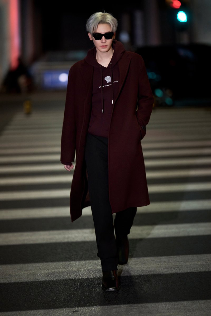 Versace's tweet image. Hou Minghao wears Versace on arrival in Milan for the Fall-Winter 2025 fashion show.
 
#HouMinghao
 #VersaceFW25
 #Versace