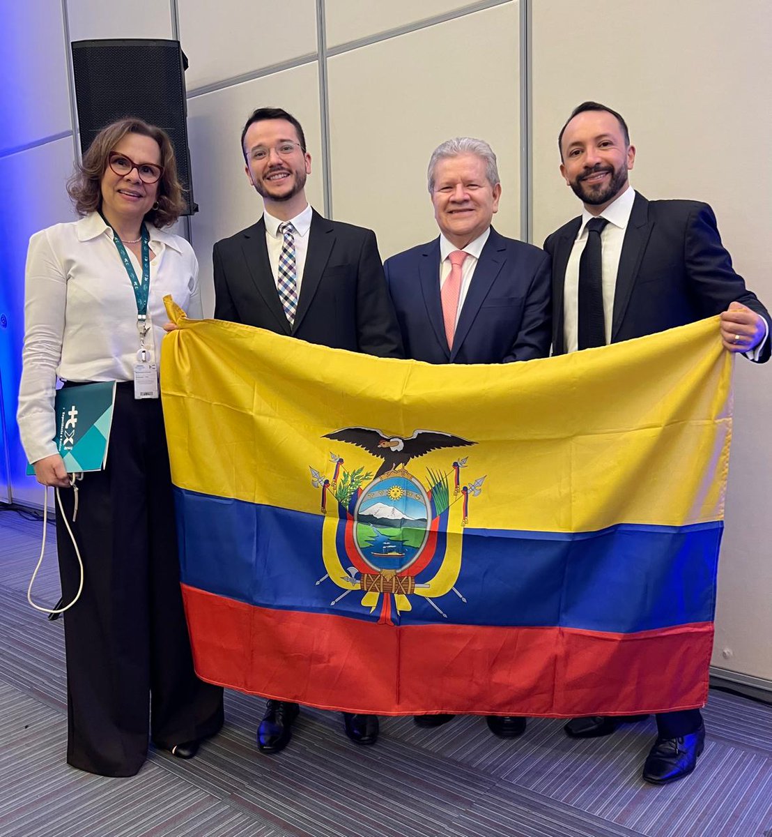 Cecu_SaoPaulo's tweet photo. Los médicos ecuatorianos Roberto Álvarez, cardiólogo y Josimar Reyes, neurocirujano, se graduaron en su especialización dentro  del Programa para Médicos Extranjeros de la USP - HCX. El cónsul general, Eduardo Durán Cousin, felicitó a los connacionales por el logro alcanzado. https://t.co/CMEzopj0uT