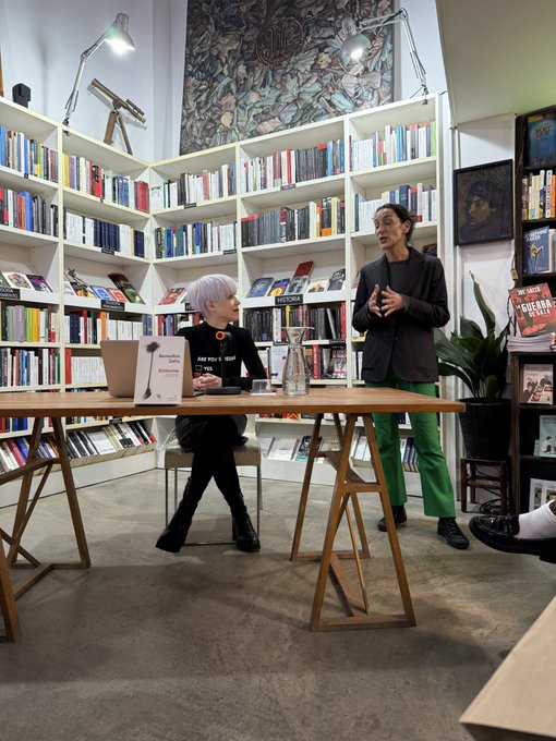 Si los libros que leemos no nos perturban ¿para qué los leemos? Vivan las librerías y las personas que las habitan, esos lugares de encuentro y de cultura donde no se esquiva la valiosa incomodidad del pensar y donde se celebra la lectura y la conversación. Ayer en L. Ramón Llull