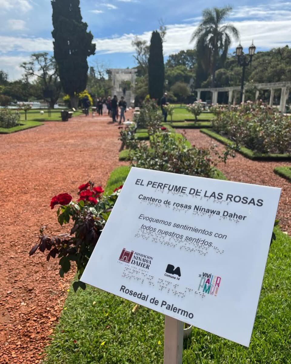 Sabían que hay un espacio en el Rosedal de Palermo especialmente preparado para las personas con #discapacidadvisual ? Pueden ir a visitarlo y a disfrutar del perfume de las rosas de ese sector inclusivo creado en memoria de #NinawaDaher #accesibilidad #inclusión #ceguera