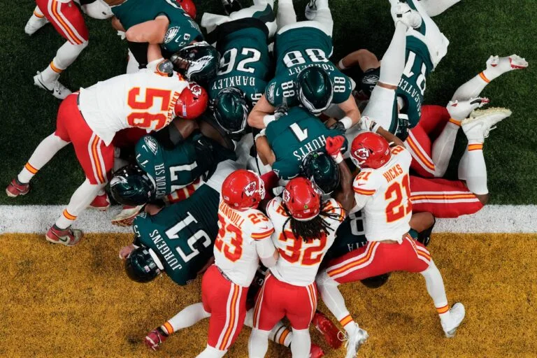 FansFirstPhilly's tweet photo. Talk of banning the Tush Push is ridiculous. Even the Eagles struggled to run it without Hurts. It would be similar to not allowing Steph Curry to shoot 3's or having Mike Tyson only be able to box with his left hand. https://t.co/b4mtGwZzPV