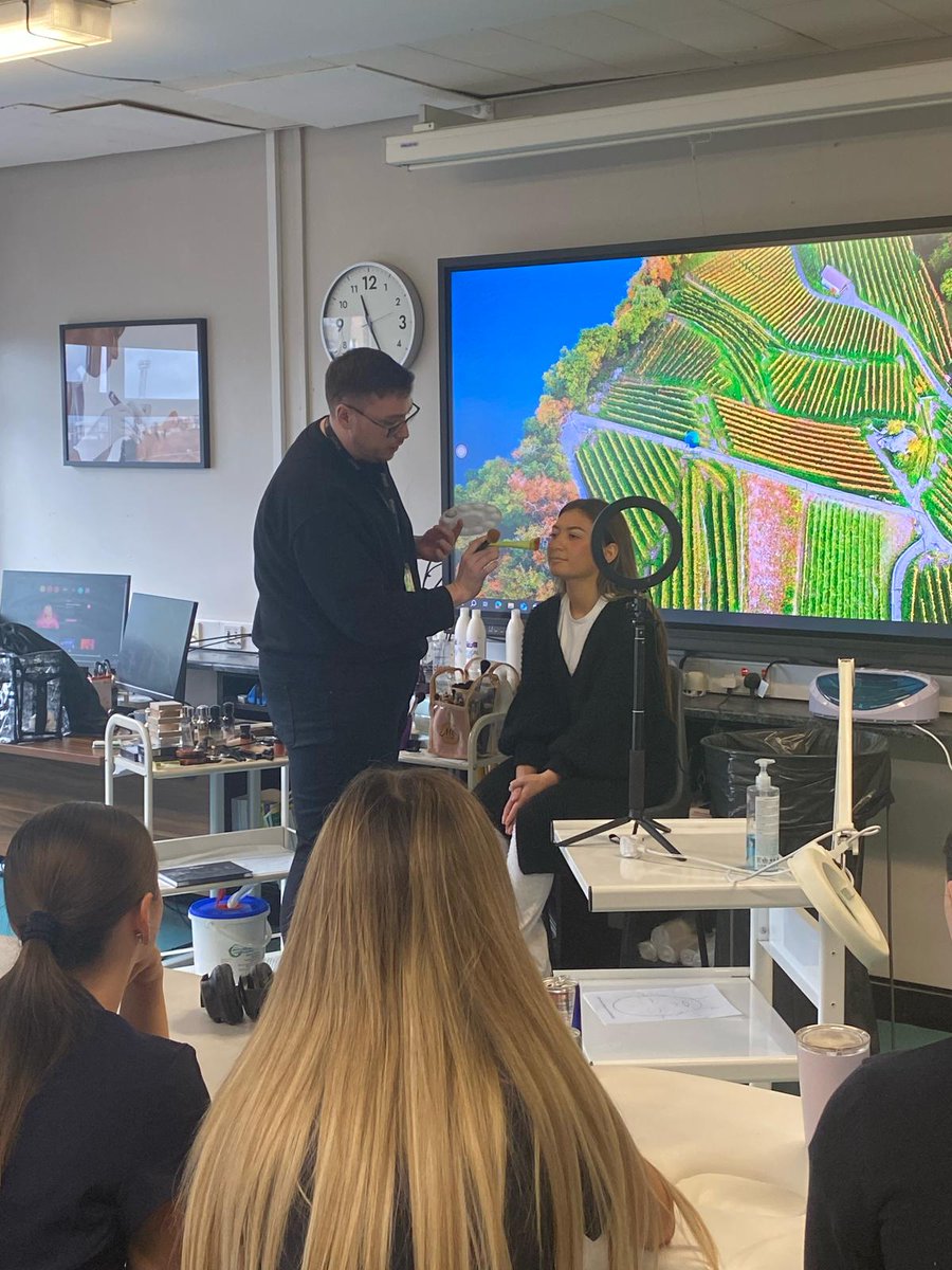 CathalBrughaFET's tweet image. The amazing Glam by Jordan from B Perfect was here today to share his tips and tricks with the Beauty students.💄🧑🎤👩🎤👨🎤 #CreateYourFuture @TriciaOKeeffe @bperfectcosm