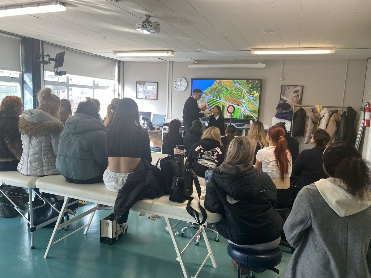 CathalBrughaFET's tweet image. The amazing Glam by Jordan from B Perfect was here today to share his tips and tricks with the Beauty students.💄🧑🎤👩🎤👨🎤 #CreateYourFuture @TriciaOKeeffe @bperfectcosm