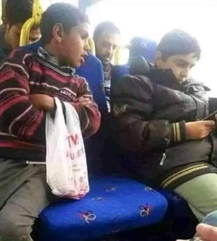 يقول ملتقط الصورة:
"لا يؤلمُني أنه لا يَملكُ هاتِفاً، لا يؤلمُني أنه لا يَملكُ مَعطفاً، كل ما يؤلمُني أنه يسنِد نفسَه على طَرف المِقعد ظنَاً أنه ليسَ مِن حَقه الجلوُس."
#الأردن