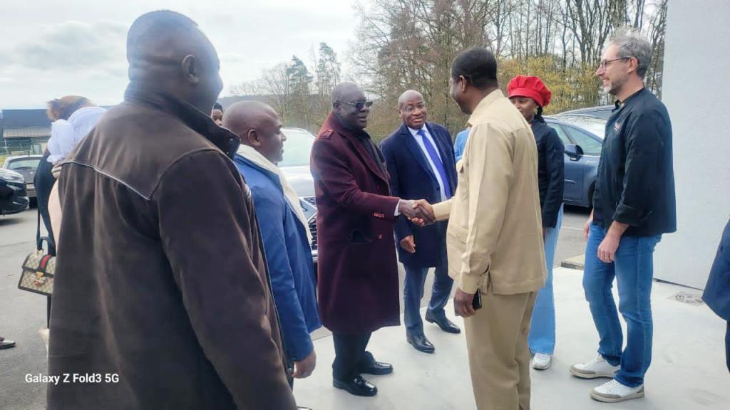 Ericien_Pascal's tweet image. En visite de travail en Belgique, Mounouna Foutsou apprécie le savoir-faire des camerounais de la Commune de Rochefort afriquepremiere.net/en-visite-de-t…