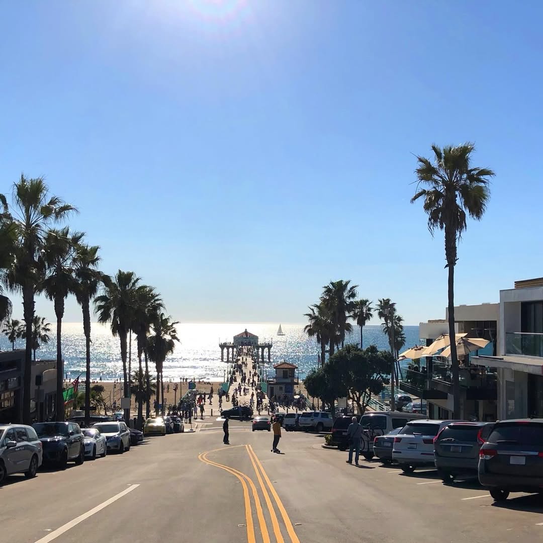 Good Morning DTMB, today's forecast is SUNSHINE ☀️ these clear skies captured by @kaboomconstruction⁠
⁠
📸: @kaboomconstruction⁠
⁠
#DowntownManhattanBeach #MBLocalLove #manhattanbeachpier #piershot #homesweethome #beachlife #manhattanbeach  #todaysforecast