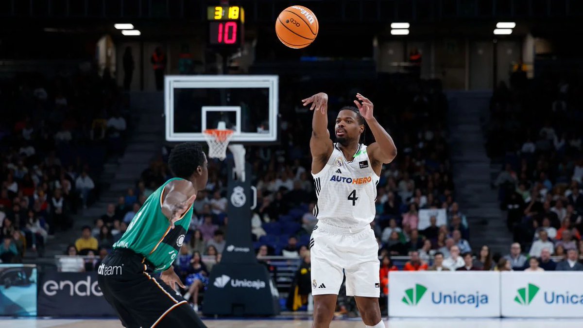 csantosradio's tweet photo. 🎙️ Chus Mateo, sobre Dennis Smith JR
“Dennis no se ha adaptado a nuestra forma de hacer baloncesto. No se le puede achacar falta de profesionalidad ni nada de eso. Ha decidido tomar un camino diferente y ya está. Somos los que somos, los 14 que vamos a pelear hasta el final” https://t.co/0czUQJ8Dxs