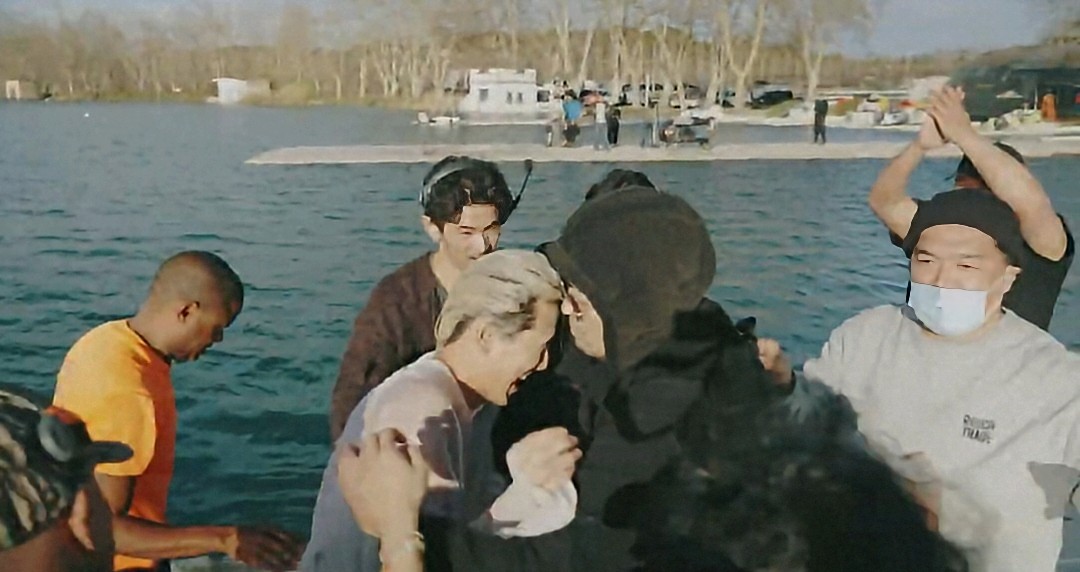 さりげなくタオルマフラー(？)を直したり「船に乗るの？河津さんも