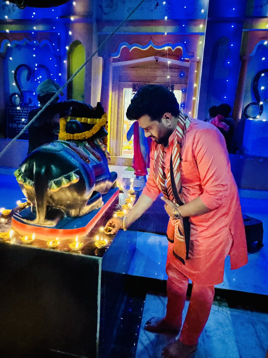 आज #महाशिवरात्रि के पावन अवसर पर श्री तपसी धाम पहुंचकर भगवान भोलेनाथ का दर्शन-पूजन किया एवं मंदिर प्रांगण में दीप प्रज्वलित कर महादेव से आशीर्वाद प्राप्त किया।

भगवान महादेव की कृपा से आप सभी के जीवन में सुख, शांति और समृद्धि बनी रहे।

#mahashivratri #MahaShivaratri2025