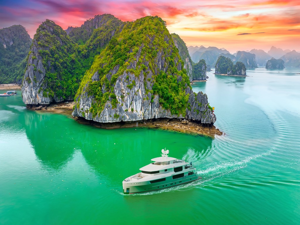 Meet the 120' Discovery, a compact explorer yacht designed with Nick Boksa of Boksa Marine Design! 

cheoyleeyachts.com/en/explorer_ya…

#YachtDesign #LuxuryYachting #CheoyLeeYachts #BoksaMarineDesign