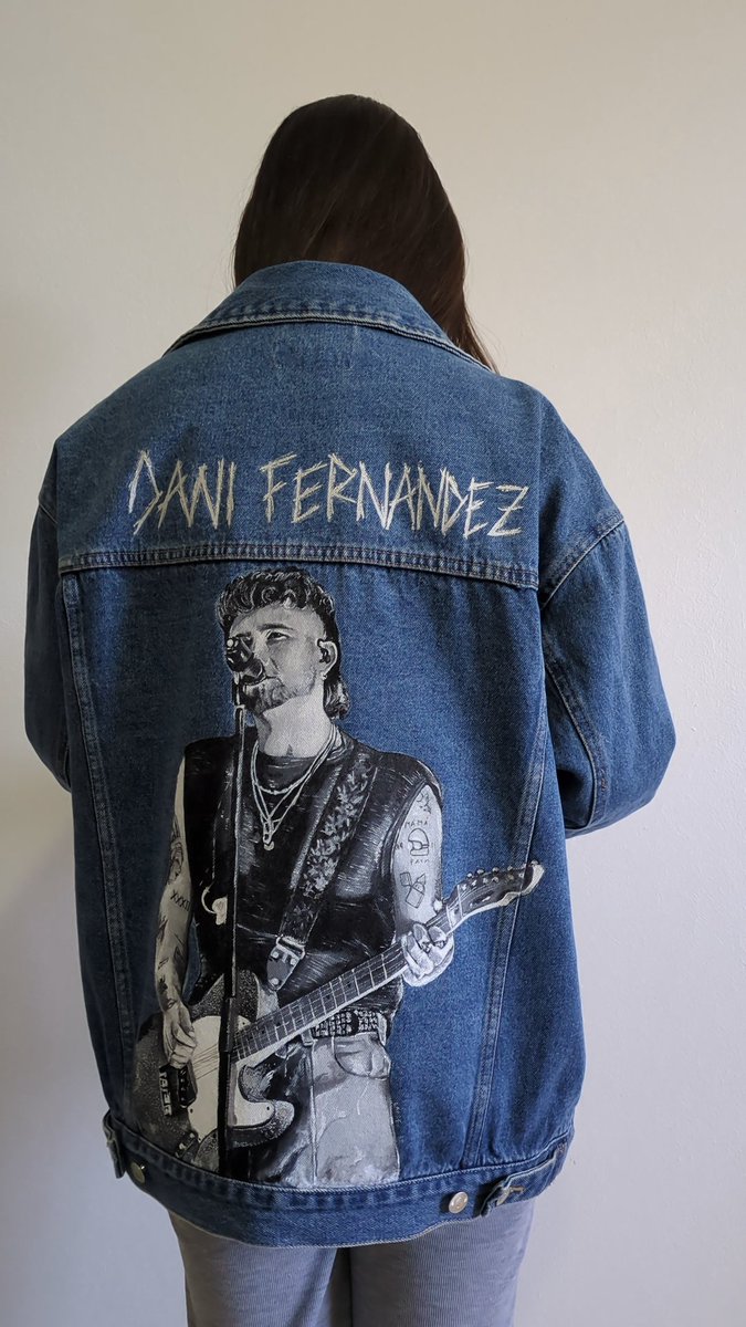 Laart_l's tweet photo. Chaqueta pintada a mano de @DaniFdez #lajauria #8marzo https://t.co/uWn4juLyQN
