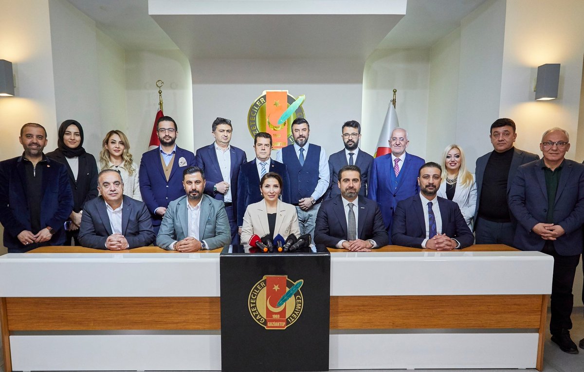 ASKON Gaziantep Şube Başkanı Mustafa Güneş, yönetim kurulu üyeleriyle birlikte GGC’ye yaptığı ziyarette çok önemli bir çıkış yaptı. Güneş, ‘Savaş süresi boyunca Suriye’nin cefasını Gaziantep çekti, yeni dönemde sefasını da Gaziantep sürmeli’ dedi. GGC Başkanı Meral Ay ortak