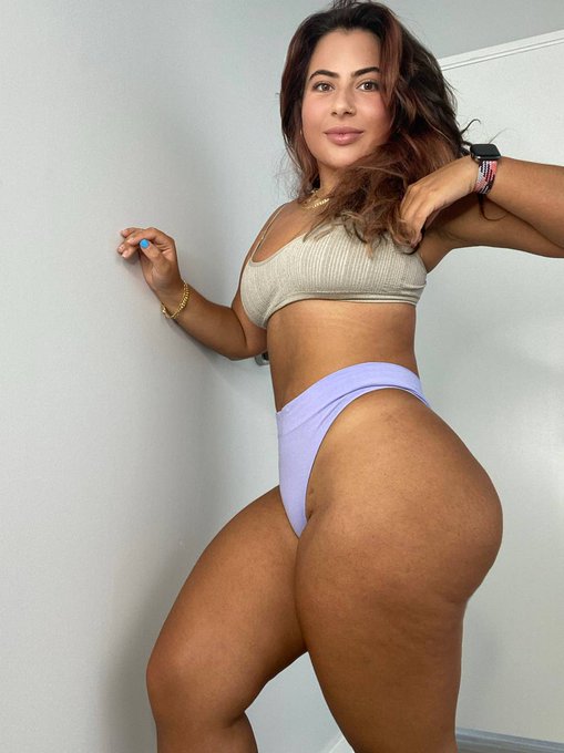 I&rsquo;d squeeze your head and never let you go with these thighs 🍑💦 https://t.co/aGm62BmhkX