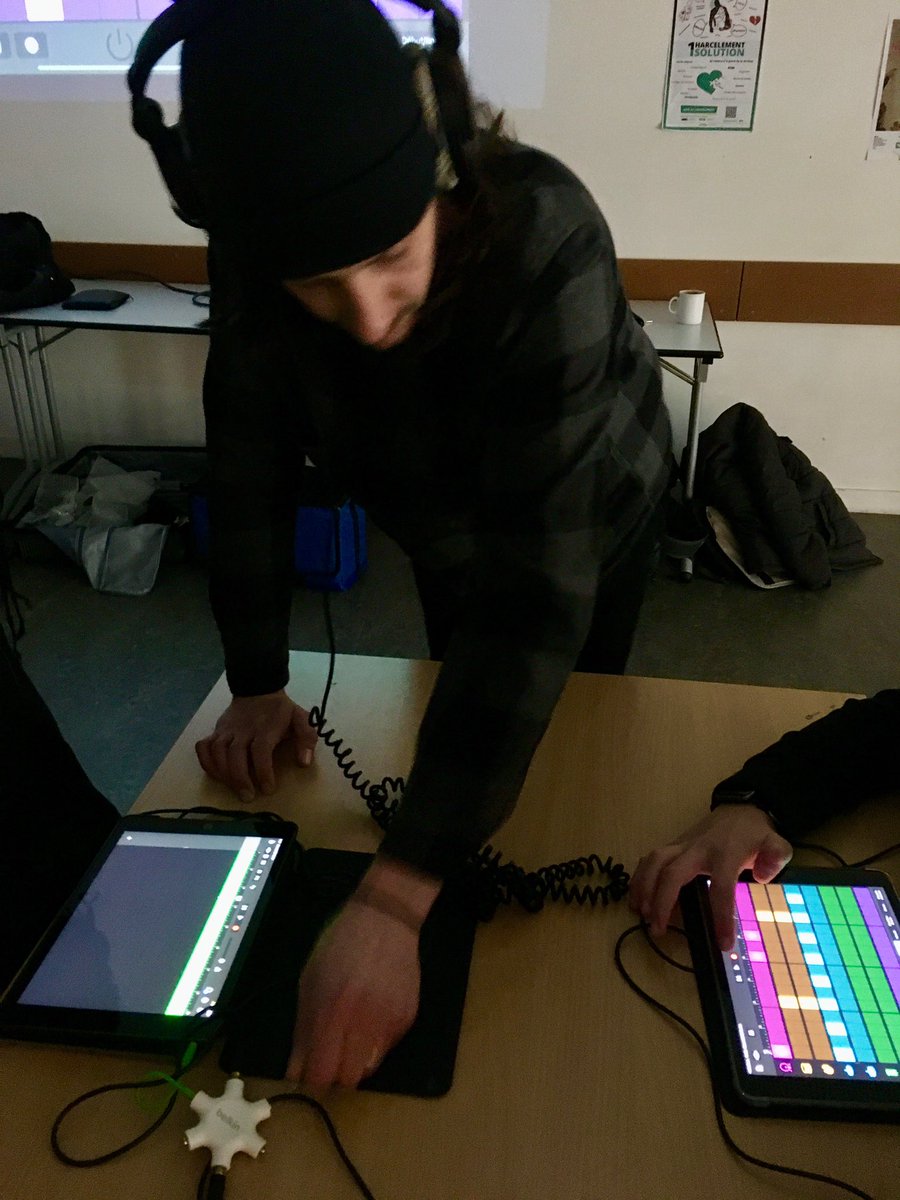 Les 4e6 du collège Mandela  participent au projet le chant des machines avec des artistes du 106 à Rouen. 
Création musicale sur tablettes avec le logiciel Garage Band.