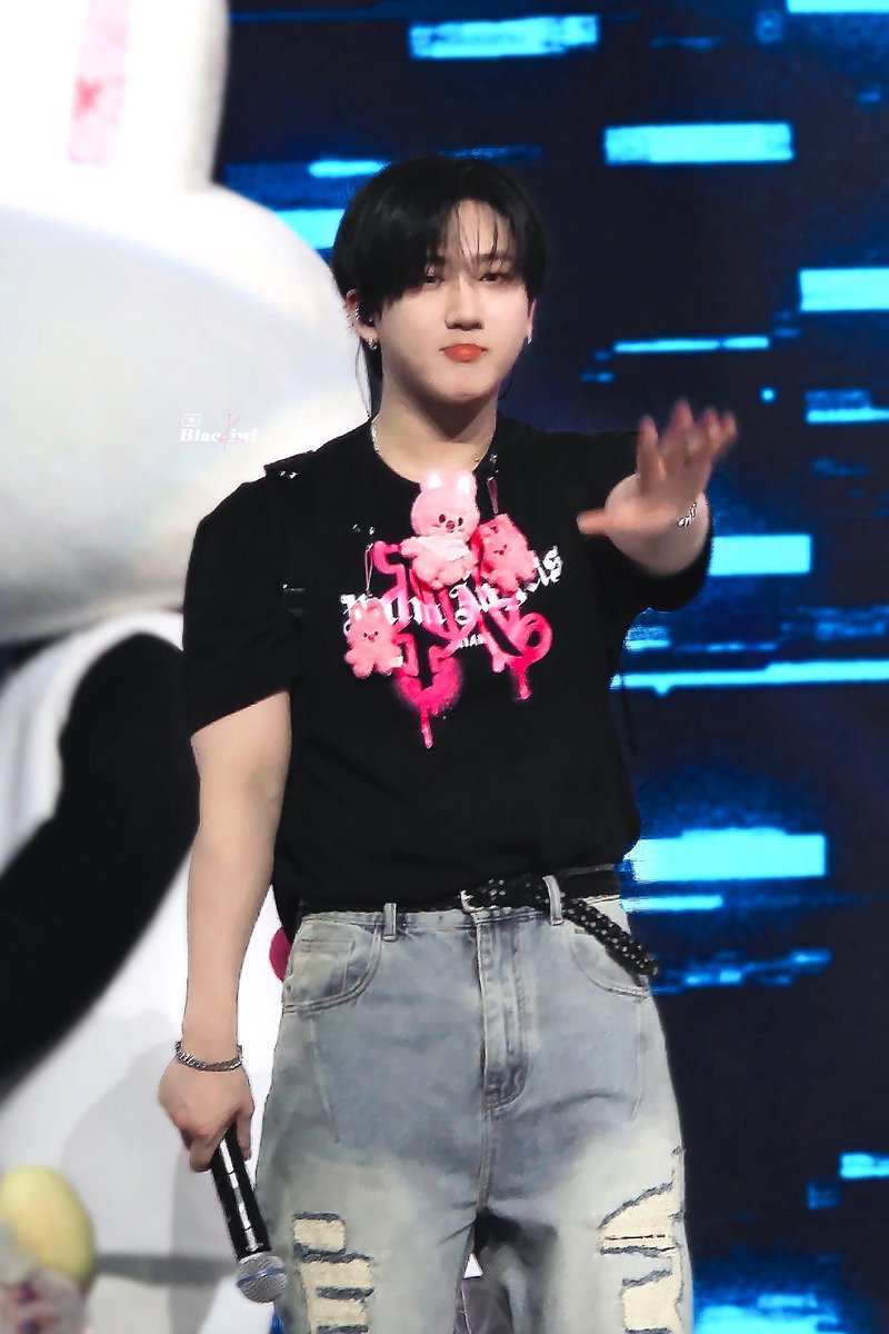 0205myboy's tweet photo. 250214 #SKZ_5CLOCK  Day1 

🐷🐰👋

#StrayKids  #Changbin 
#스트레이키즈  #창빈 https://t.co/xWOPtOwAXS