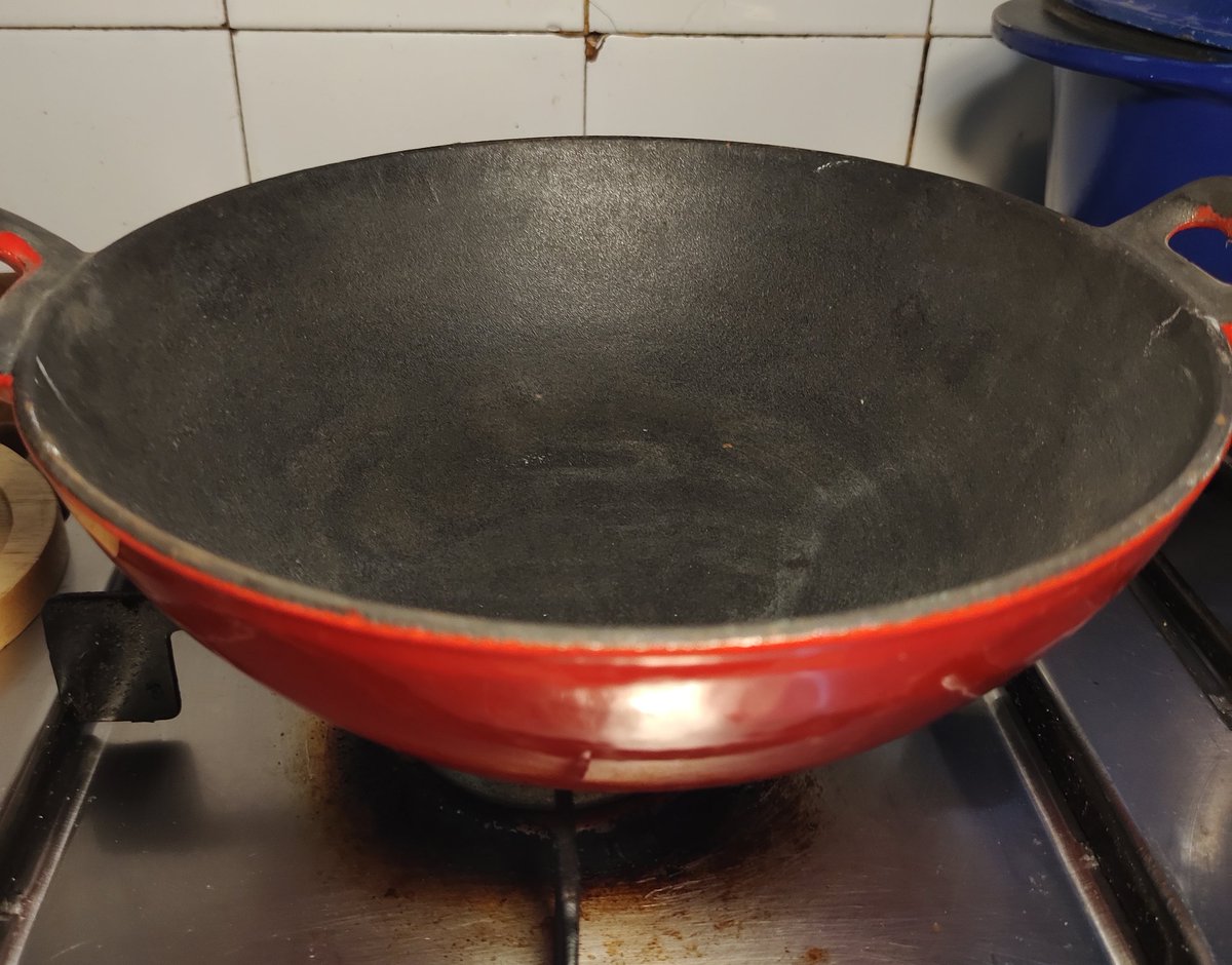 Reggiescook's tweet photo. I just bought 2 thrifted cast iron pots and happiness wan wound me 🤭🤭🤭 https://t.co/PVcKaELvCx