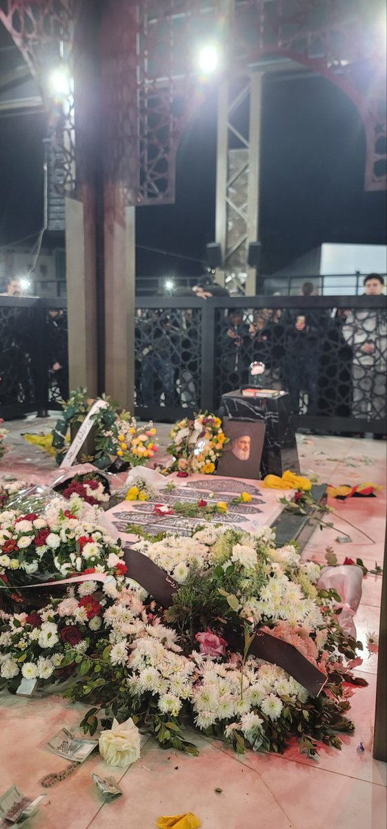 وداعاً يا قائد الانتصارات في زمن الهزائم والإنكسار وداعاً يا صوت الجهاد والمقاومة في زمن الخنوع والذل والإنبطاح وداعاً يا قرة أعيننا وحبيب قلوبنا عهداً منا لن ننساك ما حيينا #لستم_وحدكم #لبنان #انا_على_العهد #صنعاء #غزة_تنتصر #اليمن