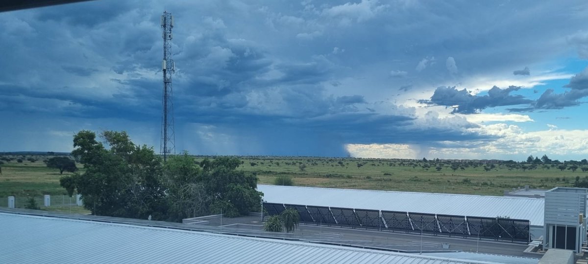 StormViewsRSA's tweet photo. Beautiful 📸 of an isolated thunderstorm in Kimberley! #storm #rain

@afriwx 
@SAWeatherServic 
@VoxWeatherZa 
@ReenvalSA 
@peoples_weather https://t.co/TLtaxj7ybG