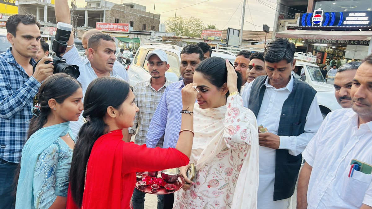 DivyaMaderna's tweet photo. बनाड़ में कांग्रेस कार्यकर्ताओं और आमजनों का स्नेहपूर्ण स्वागत मिला। आपका साथ और विश्वास हमेशा हौसला बढ़ाता है।

#Mahashivratri https://t.co/yOV7mOWURr