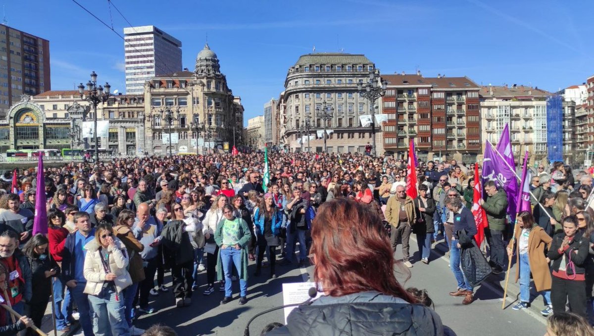 Lotsagarria <a href="/euskaltelebista/">ETB</a> 
Albistegietako titularretan grebaren inguruko aipamenik ez eta 35 minutu itxaron behar izan ditugu minutu eskaseko berria ikusi ahal izateko. 
Telebista Publikoak ezin du gobernuko alderdien mesedetan soilik jardun.
#AldatuGidoia