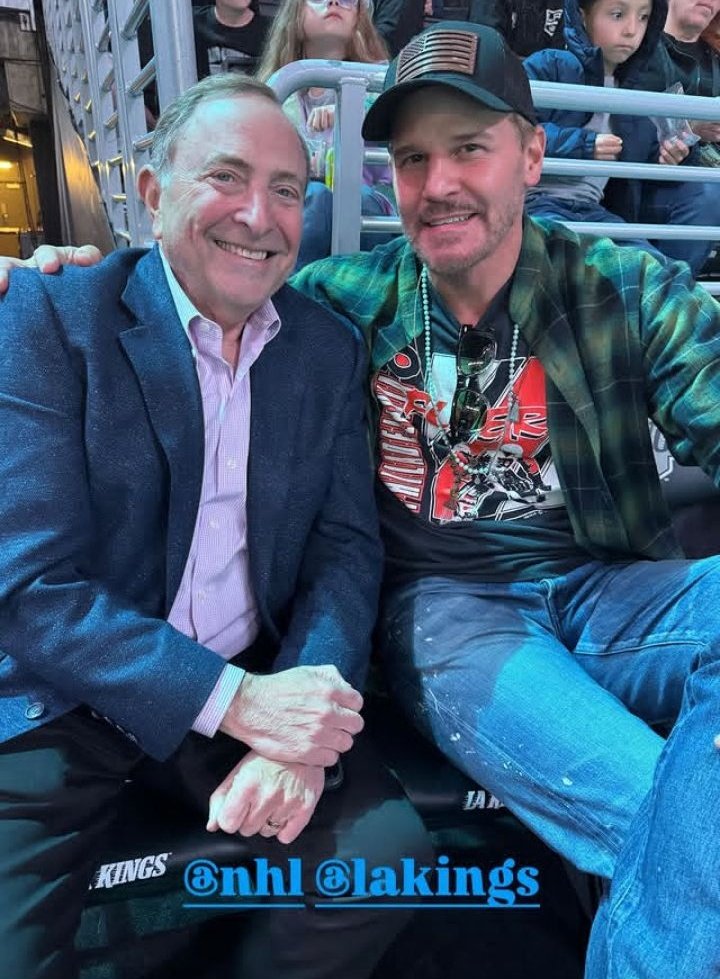 boreanazgifs's tweet photo. #DavidBoreanaz at event held by LA kings 
#SkateforLAstrong https://t.co/TKWLIR4AHu