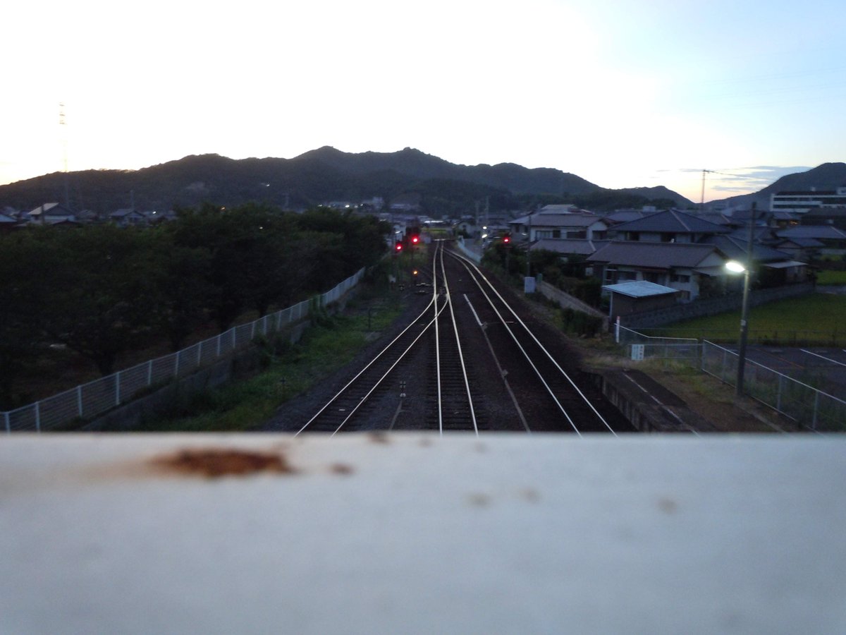 「子供の背伸び視点」
”A child's perspective”

#電車
#線路
#手すりの向こう
#train
#line
#Beyond the handrail